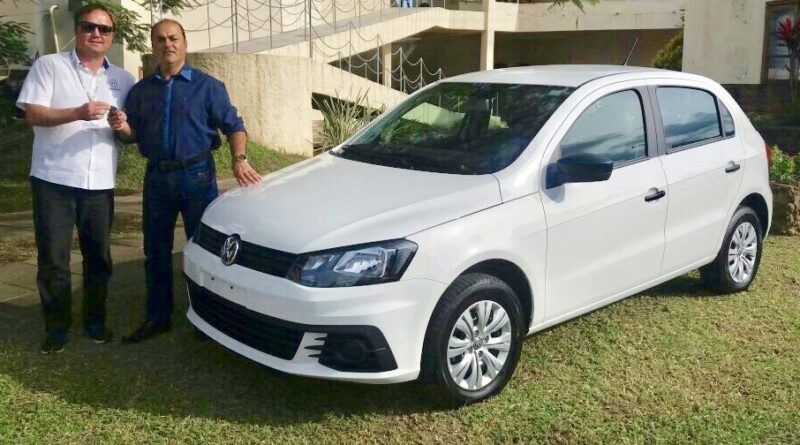 Prefeito Henrique recebendo a chave do carro.