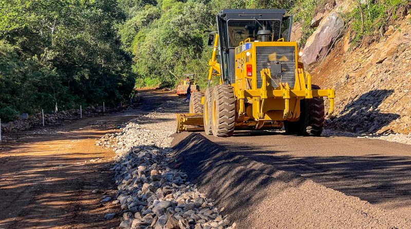 Pavimentação da Serra do Faxinal avança e trecho precisará ser interditado para concretagem da pista