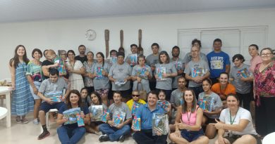 Alunos da APAE de Praia Grande recebem kits de material escolar