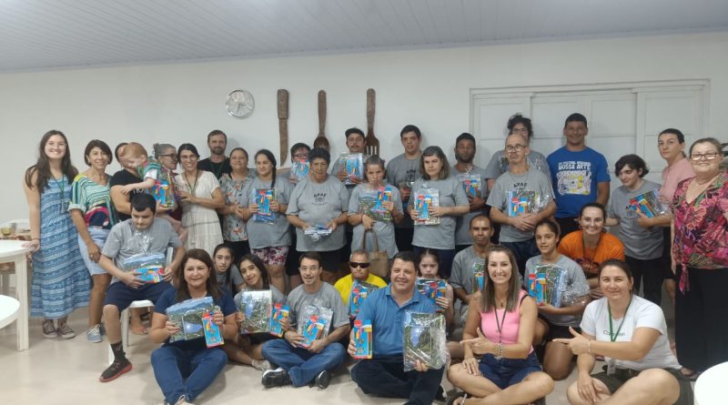 Alunos da APAE de Praia Grande recebem kits de material escolar