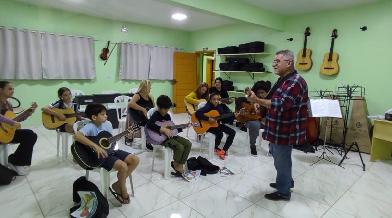 Secretaria de Cultura inicia aulas de violão em Praia Grande